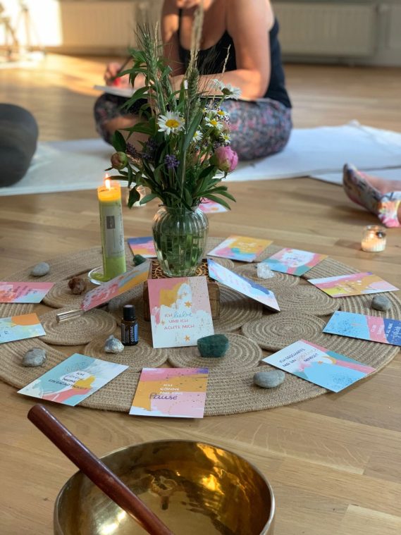 Blumenstrauß und bunte Karten