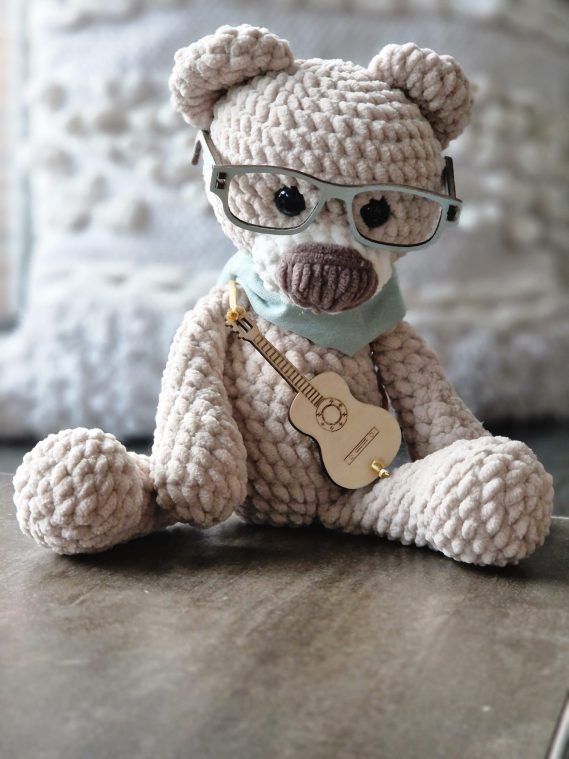Teddybär aus Stoff mit Gitarre